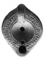 LMP-4040 - Lampe Loeschcke VIIIterre cuiteLampe à un bec rond; disque sans décoration; anse percée; épaule ornée d'arrêtes de poisson; bec mis en évidence par deux traits incisés.