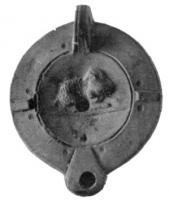 LMP-4041 - Lampe Loeschcke VIII : Lionterre cuiteLampe à un bec rond; disque décoré d'un lion à gauche, couché et regardant vers l'arrière  anse percée; épaule nue bec mis en évidence par deux traits obliques incisés (carcatéristiques, avec les deux ergots, du type corinthien). Cette lampe mérite d'être différenciée des autres car le motif et l'épaule nue correspondent à une inspiration claire de prototypes italiens avec ajout des attributs des lampes corinthiennes.
