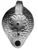 LMP-4049 - Lampe corinthienne tardive : Rosetteterre cuiteLampe à bec rond; disque décoré d'une rosette et entouré d'un carré incisé; anse non  percée; épaule ornée d'arrêtes de poisson, bec devancé par un petit canal.