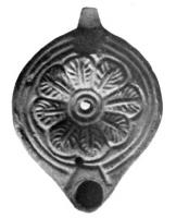 LMP-4051 - Lampe Loeschcke VIII : Rosetteterre cuiteLampe à bec rond; disque décoré d'une rosette de feuilles; anse  percée; épaule ornée de cercles concentriques, bec défini par deux traits incisés.
