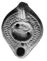 LMP-4062 - Lampe corinthienne tardive : Poissonterre cuiteLampe ovoïde à bec incorporé; disque décoré d'un dauphin à droite; anse percée; épaule ornée d'arrêtes de poisson.