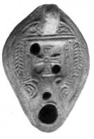 LMP-4066 - Lampe corinthienne tardive : croixterre cuiteLampe à bec rond; disque décoré d'une croix et entouré d'un carré incisé; anse non  percée; épaule ornée de feuilles de palme et de demi-oves; bec devancé par un petit canal.
