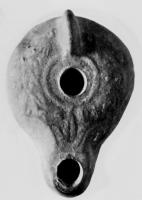 LMP-4097 - Lampe syro-palestinienneterre cuiteLampe à bec à ogive avec volutes et palmette en son centre. Disque nu; épaule ornée d'une couronne d'olivier avec fruits. Anse non percée.