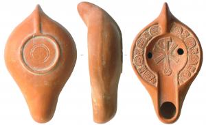 LMP-4103 - Lampe Hayes II : Chrismeterre cuiteLampe moulée, à anse pleine, bec long à canal, avec une alternance de fleurons (Bussière R1 et Y4) sur le bandeau ; chrisme constantinien à boucle du Rhô à gauche sur le disque, base circulaire à patère contenant deux cercles concentriques gravés.