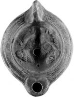 LMP-41041 - Lampe à bec cordiforme : Isis et Sarapisterre cuiteLampe moulée, en argile rouge brique; bec cordiforme et anse verticale perforée; bordure d'oves, médaillon moulé représentant les bustes d'Isis couronnée et de Sarapis, coiffé du modius; au revers, fond annulaire et décor de pétales incisés sous le bec.