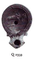 LMP-41049 - Lampe Loeschcke I : taureau chargeantterre cuiteLampe moulée à bec angulaire à deux volutes simples se poursuivant sous le bec. Sans anse. Disque en profonde cuvette, limité par deux sillons concentriques. Bandeau, étroit et plat. Réservoir circulaire. Base circulaire plate  Décor : taureau chargeant un personnage (scène d'amphithéâtre ?).