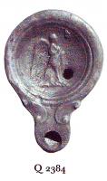 LMP-41062 - Lampe Loeschcke IV : Victoireterre cuiteLampe à bec à volutes. Médaillon décoré d'une Victoire marchant vers la droite.