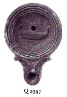 LMP-41066 - lampe Loeschcke IV : navire de guerreterre cuiteLampe à bec à volutes. Médaillon orné d'un navire de guère (galère), rangée de rames parallèles.