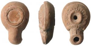 LMP-4106 - Lampe à relief en T sur le becterre cuiteLampe moulée sans anse; réservoir de profil biconvexe; le bec long,  tubulaire au méplat rond,  possède un élément cordé au départ et un T en relief sur le dessus; disque en simple cuvette  limité par un bourrelet, bandeau orné d'une couronne d'oves doubles limité par un bourrelet. Base circulaire plate entourée par un anneau.