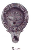LMP-41070 - Lampe Loeschcke IV : Ancre et dauphinsterre cuiteLampe à bec à volutes. Médaillon orné de deux dauphins de part et d'autre d'une ancre.