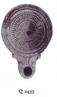 LMP-41074 - Lampe Loeschcke IV : rayons incisésterre cuiteLampe ronde à bec en ogive et volutes. Médaillon décoré de rayons incisés.