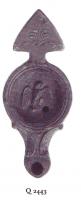 LMP-41076 - Lampe Loeschcke IV : Aigleterre cuiteLampe ronde à bec en ogive et volutes. Médaillon décoré d'un aigle aux ailes déployées. Anse à réflecteur triangulaire orné d'une palmette.