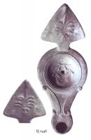LMP-41078 - Lampe Loeschcke IV : Couronneterre cuiteLampe ronde à long bec en ogive et volutes. Médaillon décoré d'une couronne végétale. Anse à réflecteur triangulaire orné d'une palmette.