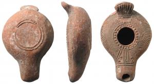 LMP-41091 - Lampe palestinienneterre cuiteAnse en évantail strié. Réservoir circulaire de profil biconvexe. Bandeau portant deux grandes palmes et un trapèze au niveau de l'anse. Grand trou d'alimentation bordé par une frise de globules. Bec au bout en arc de cercle; un trapèze au départ orné de globules et de traits en relief. Base limitée par deux fins bourrelets concentriques.