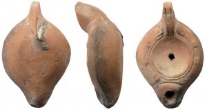 LMP-41095 - Lampeterre cuiteAnse verticale pointue, non percée, à deux sillons. Réservoir circulaire de profil biconvexe. Bandeau orné de huit globules pointés. Disque en cuvette sans décor, petit trou d'alimentation,  limité pardeux sillons. Bec au bout arrondi, limité par un arc de cercle. Base plate non délimitée.