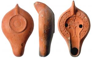 LMP-4111 - Lampe Hayes II : Palmier et canardterre cuiteLampe moulée, à anse pleine et bec long à canal. Traces d'utilisation. Bandeau, décoré d'une alternance de fleurons (Bussière 2007, E3b et I1a) Sur le disque un palmier à sept palmes surmonté d'un palmipède. Base circulaire à patère contenant deux cercles concentriques gravés.