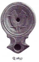 LMP-41168 - Lampe Loeschcke IB : Calamarsterre cuiteLampe ronde à bec à volutes avec terminaison à enclume. Médaillon décoré de deux calamars.