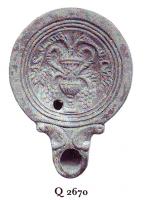 LMP-41176 - Lampe Loeschcke IV : Cratère et vigneterre cuiteLampe ronde à bec à volutes avec terminaison en ogive. Médaillon décoré d'un cratère duquel sortent deux branches de vigne avec raisins.