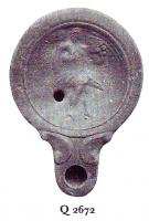 LMP-41177 - Lampe Loeschcke IV : Amazoneterre cuiteLampe ronde à bec à volutes avec terminaison en ogive. Médaillon décoré d'une amazone avec double-hache et bouclier.