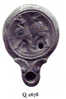 LMP-41180 - Lampe Loeschcke IV : Gladiateursterre cuiteLampe ronde à bec à volutes avec terminaison en ogive. Médaillon décoré d'un combat de deux gladiateurs, un Thrace et un Mirmillon.