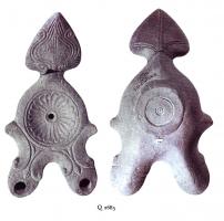 LMP-41183 - Lampe Loeschcke III à deux becs : rosetteterre cuiteLampe ronde à double bec à volutes avec terminaison en ogive et pomme de pin entre les volutes. Médaillon orné d'une rosette. Anse plastique triangulaire avec décoration de feuille stylisée.