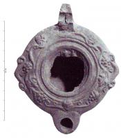 LMP-41212 - Lampe Loeschcke VIII : Harpocrateterre cuiteLampe à petit bec rond délimité par un trait cordiforme. Médaillon incomplet, ssans doute avec Harpocrate debout; épaule très ornée : volutes, grappes de raisin et un petit masque face au bec. Oreilles latérales en forme de doubles spirales.