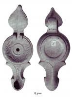 LMP-41295 - Lampe Loeschcke IV : Rosetteterre cuiteLampe à long bec en ogive à volutes. Médaillon orné d'une rosette. Décoration en spirale sur le bec. Réflecteur en forme de feuille en vulve.