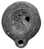 LMP-4132 - Lampe syro-palestinienne Loeschcke VIII : Herculeterre cuiteLampe à bec rond. Médaillon décoré d'Hercule dans le Jardin des Hespérides, épaule ornée de volutes complètes entourant le bec bec et de motifs circulaires sur le reste. 