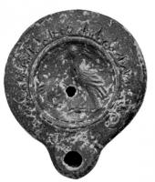LMP-4133 - Lampe syro-palestinienne Loeschcke VIII : Oiseauterre cuiteLampe à bec rond. Médaillon décoré d'un oiseau (héron?) observant un crabe à sa gauche, épaule ornée de volutes complètes surmontant le bec bec et de rayons à palmettes sur le reste. 