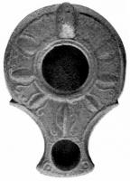 LMP-4141 - Lampe syro-palestinienne (type Hérodien tardif)terre cuiteLampe de forme ronde et bec à enclume. Petite anse verticale; épaule richement décorée de motifs d'inspiration végétale.