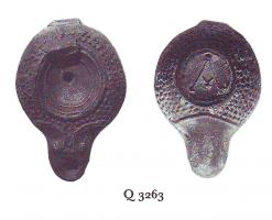 LMP-41425 - Lampe Loeschcke IV à globules : Aterre cuiteLampe ronde à bec en ogive flanqué de volutes. Médaillon vierge, épaule et partie inférieure décorée de points en relief. Grand alpha en relief sur la base.