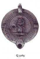 LMP-41429 - Lampe Loeschcke VIII : Jupiter PREIMOUterre cuiteLampe ronde à bec rond défini par deux traits obliques. Médaillon décoré de Jupiter assis sur le trône et tenant sceptre et foudre. Deux tenons en bas relief sur l'épaule, décorée de demi-oves. Marque PREIMOU en relief sur la base.