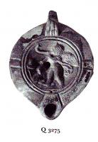 LMP-41435 - Lampe Loeschcke VIII : Erosterre cuiteLampe ronde à bec rond défini par deux traits obliques. Médaillon décoré d'un Eros ailé marchant vers la gauche, sonnant de la flûte de pan et se dirigeant vers un autel au pied duquel se tient un bêlier.Deux tenons en bas relief sur l'épaule.