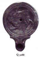 LMP-41442 - Lampe Loeschcke IV : Course de charsterre cuiteLampe ronde à bec en ogive à volutes. Médaillon décoré d'une course de trois chars disposés autour du trou de remplissage.