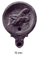 LMP-41445 - Lampe Loeschcke IV : Fauves dévorant un hommeterre cuiteLampe ronde à bec en ogive à volutes. Médaillon décoré de deux fauves (lionnes?) dévorant un homme à terre.