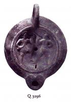 LMP-41448 - Lampe Loeschcke VIII : Gladiateursterre cuiteLampe ronde à bec rond, cordiforme. Médaillon décoré d'un combat de deux gladiateurs (hoplomaque et vélite).