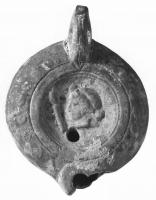 LMP-41468 - Lampe Loeschcke VIII : Buste de ménadeterre cuiteLampe ronde à bec rond. Médaillon orné d'un buste de ménade face au thyrse. Epaule décorée de points en relief.
