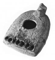 LMP-41470 - Lampe à 7 becsterre cuiteLampe en demi-cercle avec 7 becs incorporés. Décor géométrique en relief.