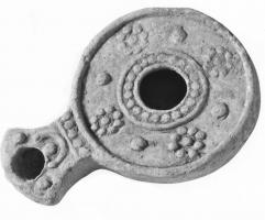 LMP-41474 - Lampe Loeschcke I, variante syro-palmyrénienneterre cuiteLampe ronde avec bec en enclume. Décorations géométriques avec points en relief sur tout le corps supérieur, ainsi que croissant sur le bec.