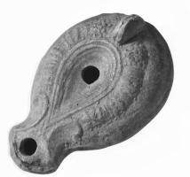 LMP-41476 - Lampe ovaleterre cuiteLampe ovale avec bec en enclume à demi-volutes. Décor géométrique sur l'épaule.