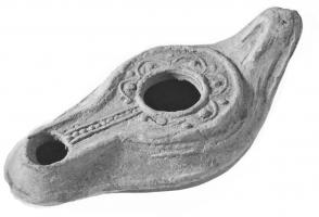 LMP-41485 - Lampe byzantine terre cuiteLampe allongée à long bec avec canal décoré de motifs géométriques et anse plastique conique.