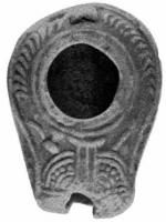 LMP-4148 - Lampe syro-palestinienne (type tardif)terre cuiteLampe de forme ovoidale avec large bec. Epaule  richement décorée de motifs géométriques. Devant le bec, une menorah.