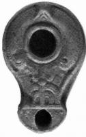 LMP-4149 - Lampe syro-palestinienne (type tardif)terre cuiteLampe de forme ovoidale avec large bec. Epaule  richement décorée de motifs géométriques. Devant le bec, une menorah.