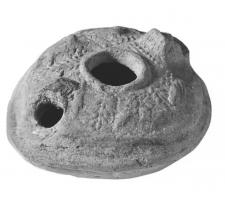 LMP-41504 - Lampe ronde byzantine terre cuiteLampe ronde à bec incorporé épaule décorée de traits et de feuilles de palme en relief ainsi que d'une petite croix. 