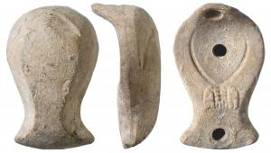 LMP-41556 - Lampe à anse transversale et à têtes d'oiseauxterre cuiteLampe moulée, anse transversale percée. Réservoir en forme de lyre de profil tronconique. Rebord  plat, cuvette centrale limitée par un sillon en forme de V incurvé. Large bec en enclume décoré au départ de deux têtes d'oiseaux de profil, symétriques. Base plate, suit la forme générale de la lampe.