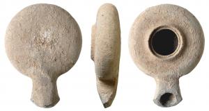 LMP-41559 - Lampe hérodienneterre cuiteTournée, sans anse. réservoir circulaire de profil globulaire. Très large rebord, Grand trou d'alimentation entouré par un  bourrelet à sillon intéereur  Bec rapporté,  au bout en bras d'ancre. Base plate non délimitée.