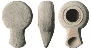 LMP-41561 - Lampe hérodienneterre cuiteTournée, sans anse. réservoir circulaire de profil globulaire. Large rebord, disque en anneau plat limité par un fin bourrelet autour d'un grand trou d'alimentation. Long bec, large, rapporté, au bout en large bras d'ancre. Deux traits entaillés rituellement sur le dessus. Base plate non délimitée.