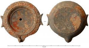 LMP-41597 - Lampe à bec court et ailerons latéraux : planta pedisterre cuiteLampe moulée, sans anse. Réservoir circulaire de profil biconvexe porte deux ailerons en pointe sur l'axe horizontal.  Bandeau penché vers l'extérieur au décor d'oves doubles, disque en cuvette limitée par trois sillons concentriques. Bec arrondi s'appuyant sur le bord du disque. Base circulaire plate en léger relief limitée par un sillon (avec ou sans marque). Engobe brun orangé à brique sur toute la lampe.