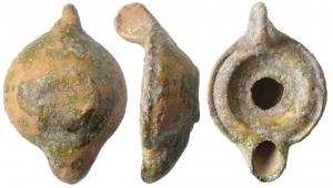 LMP-41632 - Lampe tournée vernisséeterre cuite Tournée. Anse verticale ronde pleine, rapportée. Réservoir tourné, de profil conique. Bandeau en anneau convexe limité par un bourrelet sur le pourtour. Disque en simple cuvette. Bec rond rapporté. Base circulaire plate en relief. Email vert sur toute la lampe.