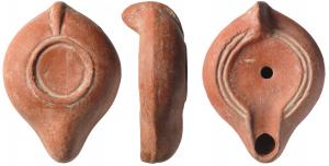 LMP-41649 - Lampe africaine à canalterre cuiteLampe moulée, anse verticale pleine. réservoir piriforme de profil biconvexe. Deux sillons l sur le bandeau. Disque et bec moyen entourés par un bourrelet. Base concave limitée par un bourrelet souligné par deux sillons.Engobe rouge orangé.